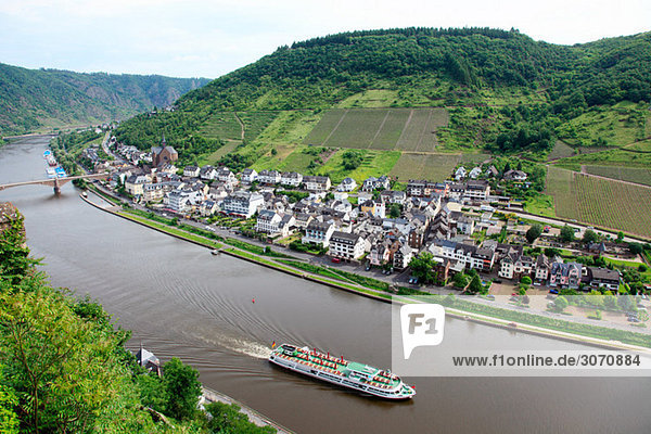 Ein Ausflugsboot auf dem Rhein