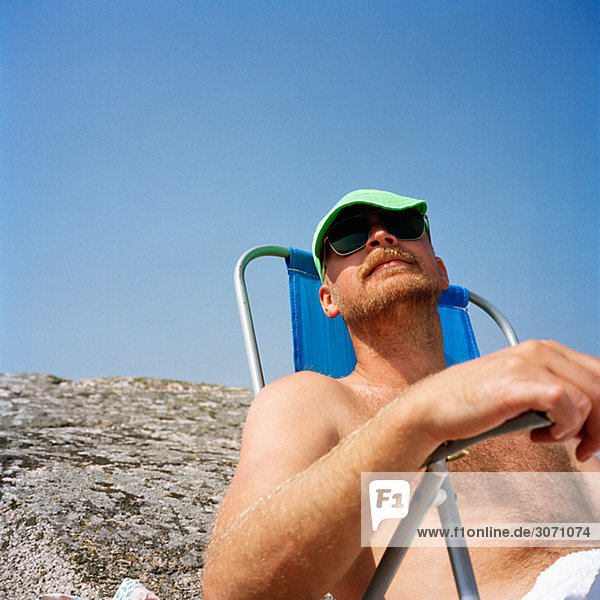 Ein Mann auf einem Sun Stuhl Schweden.