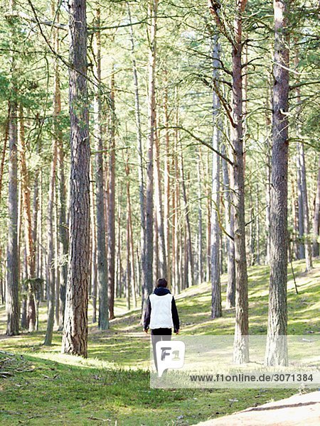 Eine skandinavische Frau zu Fuß in einer Gesamtstruktur Schweden