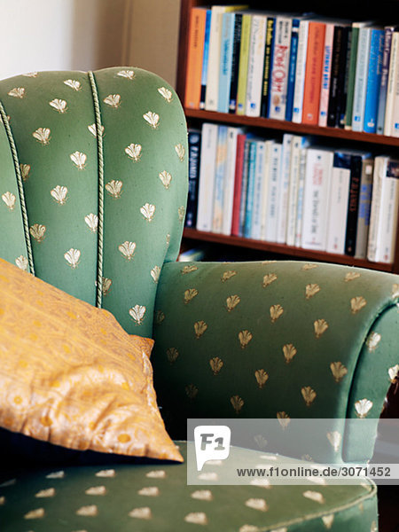 Bücherregal grün Sessel