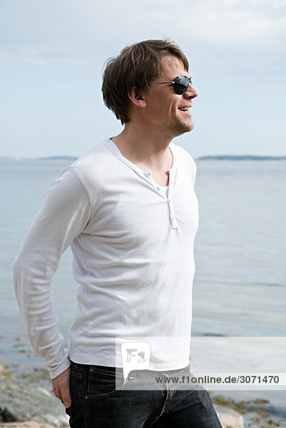 Ein lächelnd mann am Meer Schweden