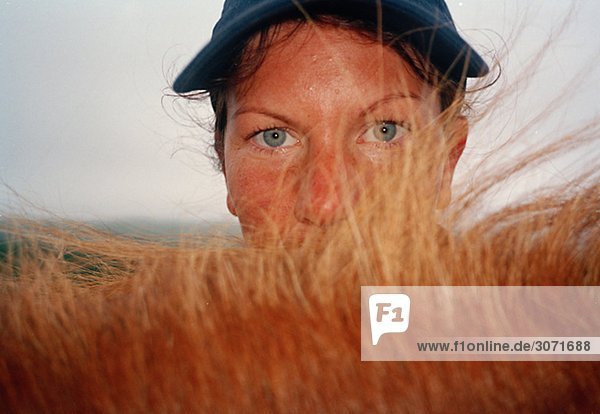 Eine Frau hinter Pferde Mähne Norwegen.
