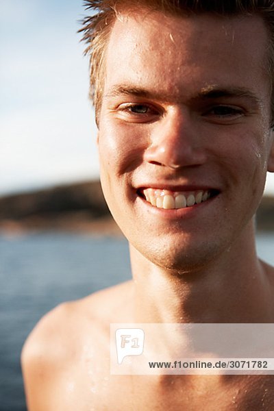 Porträt eines jungen Mannes am Meer Schweden.