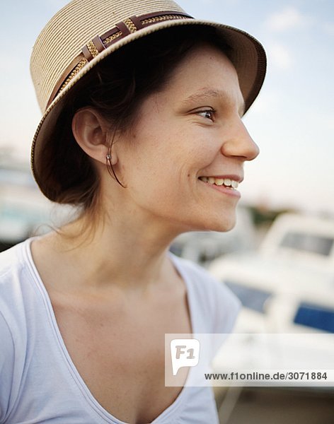 Eine Lächelnde Frau trägt einen Hut Schweden.