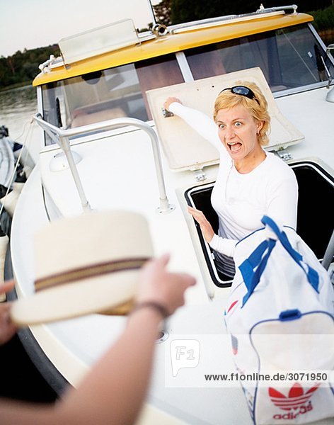 Einer blonden Frau gellee auf einem Boot Schweden.
