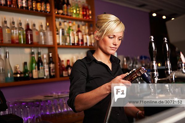 Junge skandinavischen weibliche Barkeeper Schweden.