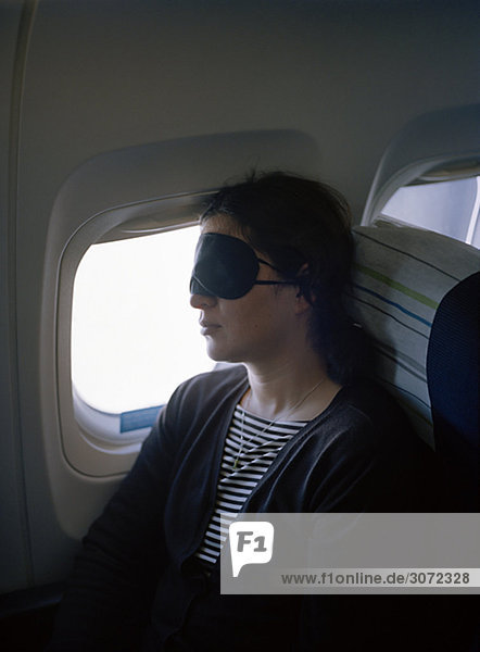 Eine skandinavische Frau schlafen in einem Flugzeug