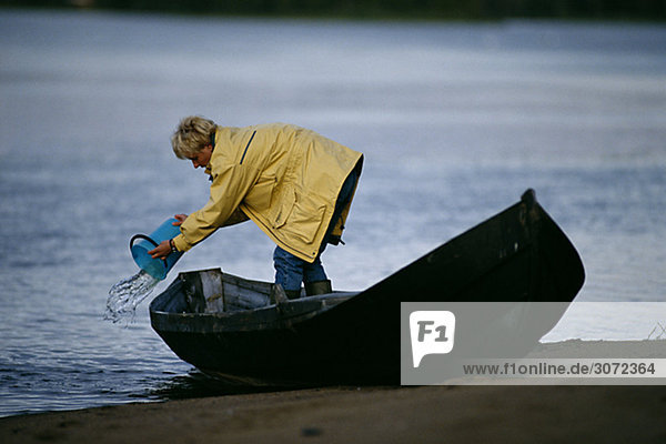 Frau ausschöpfen ein Boot Torne Alv Schweden