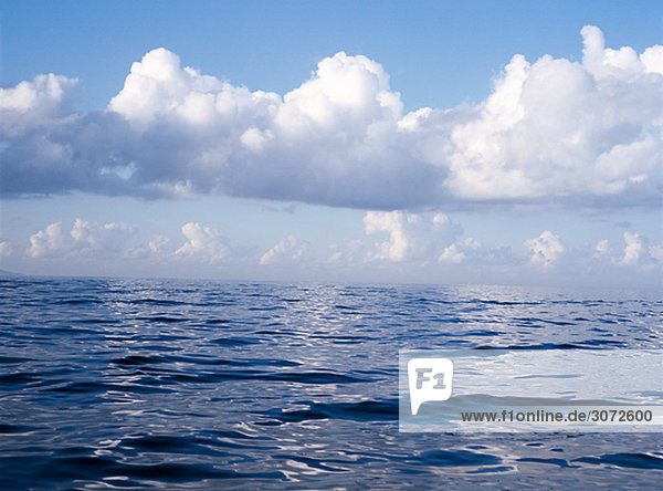 Blauen Ozean Blau Himmel und weißen Wolken Bali Indonesien