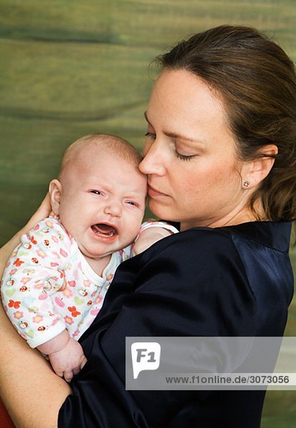 Mutter und ihr Schreien baby-Schweden