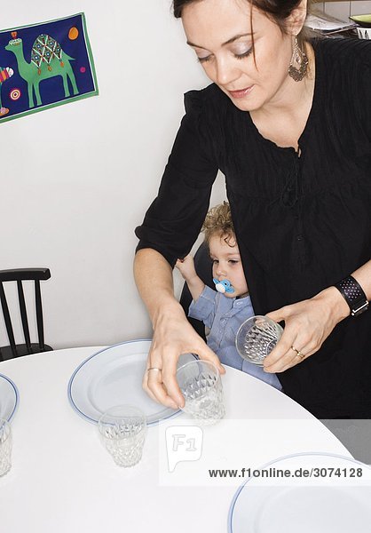 Eine Mutter Esstisch von ihrem Sohn Schweden festlegen.