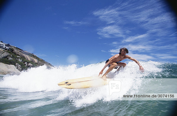Junger Mann Surfen