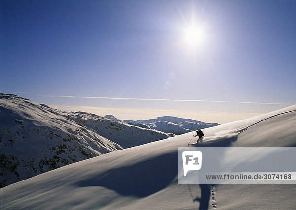 Person Skifahren auf verschneites Gebirge