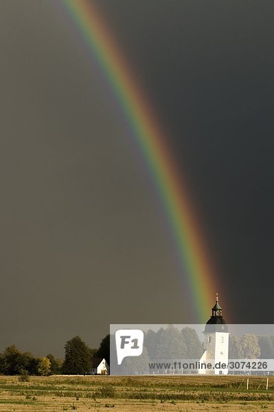 Ein Regenbogen hinter einer Kirche Orebro Schweden.