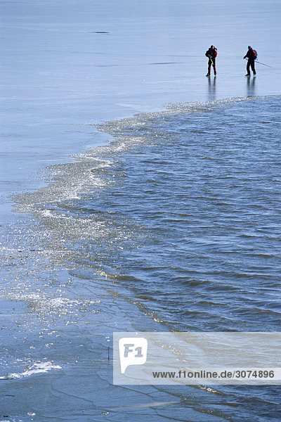 Skater Sahnehäubchen auf den linken und offenen Ozean rechts Schweden.