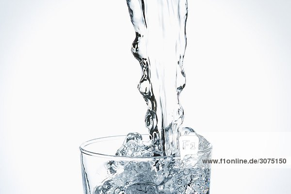 Wasser gießen in Glas