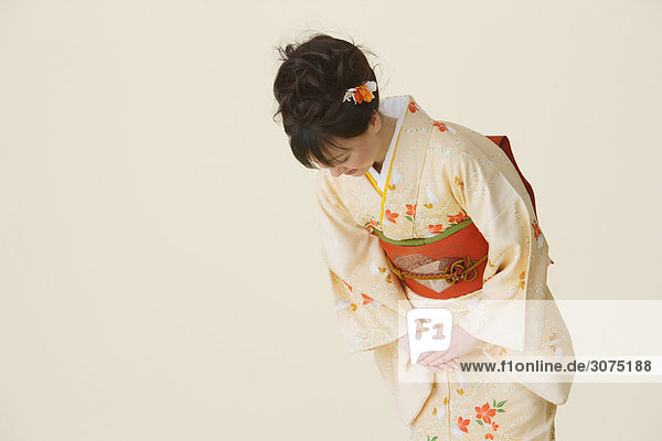 Frau trägt Kimono Verbeugung
