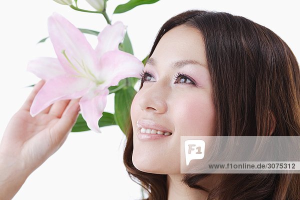 Japanische Frau hält Lily Flower