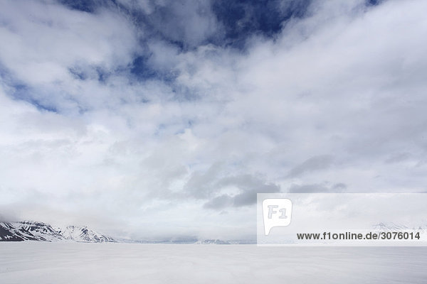 Spitzbergen und Eis bedeckter See in Norwegen