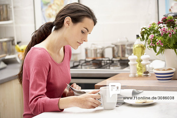 junge Frau junge Frauen Zeitschrift trinken Kaffee vorlesen
