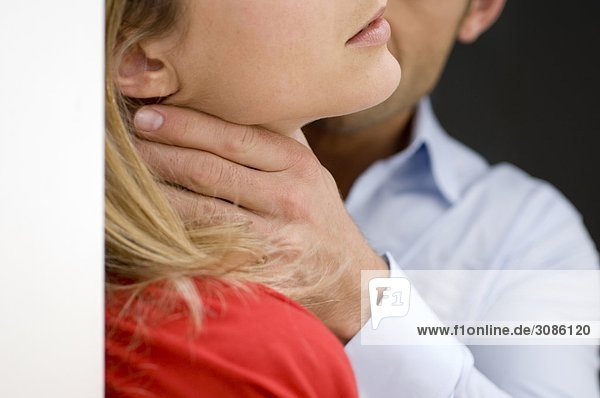 Close up Ernte von Mann mit seinen Händen um eine Frau Hals