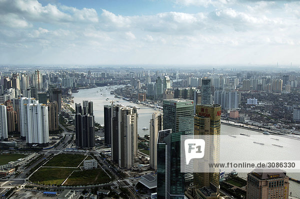 Blick von Oriental Perl Tower auf die Skyline von Shanghai  Vorn der Fluss Huangpu. Shanghai  China.