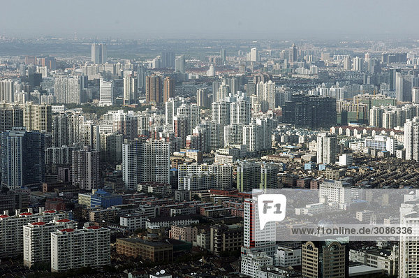 Blick von Oriental Pearl Tower auf die Skyline von Shanghai  China