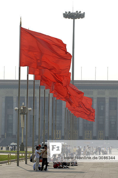 rote Fahnen auf dem Platz des Himmlischen Friedens  Peking  Beijing  China