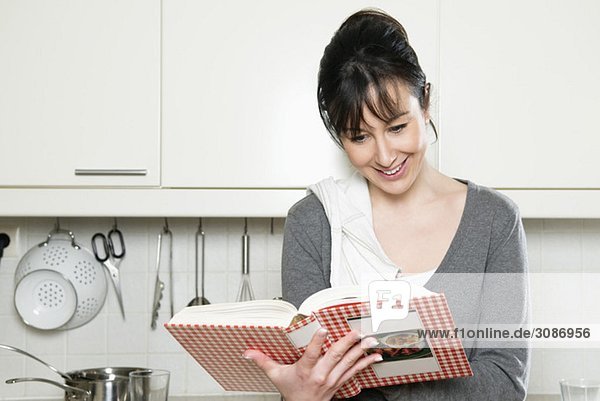 Frau liest Kochbuch