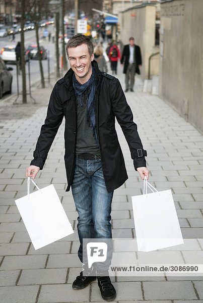Mann mit Einkaufstaschen
