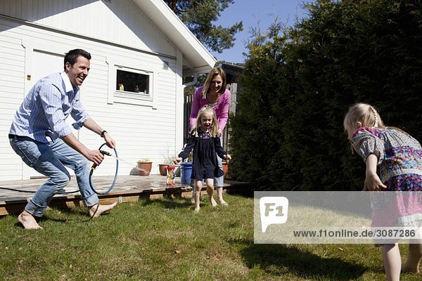 Familienspiel mit Wasser