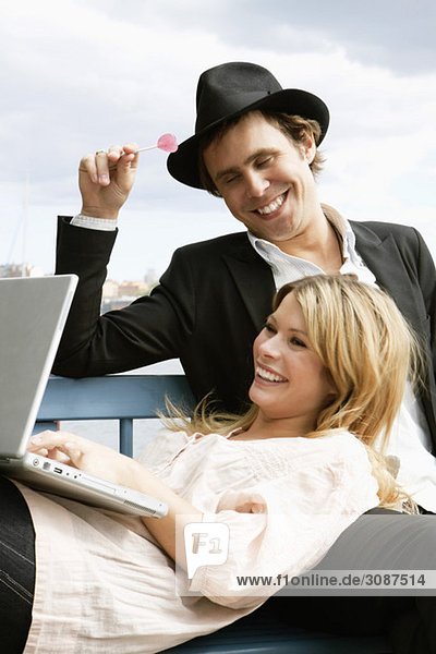Mann und Frau mit Computer