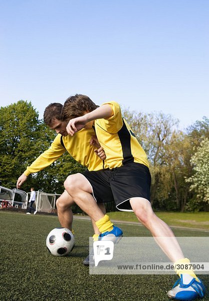 Zwei Jungs spielen Fußball