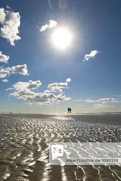 Menschen am Strand Sankt Peter-Ording Schleswig-Holstein Deutschland