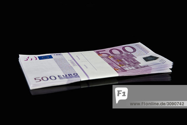 Ein Stapel von fünfhundert Euro-Scheinen
