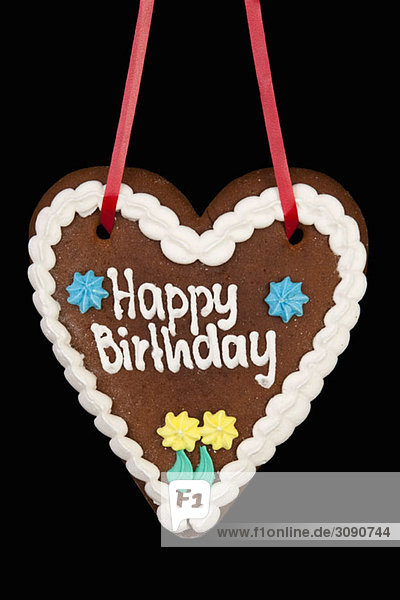 Ein Lebkuchen mit Happy Birthday darauf geschrieben