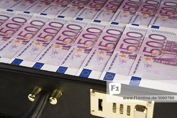 Eine Aktentasche voller fünfhundert Euro-Scheine