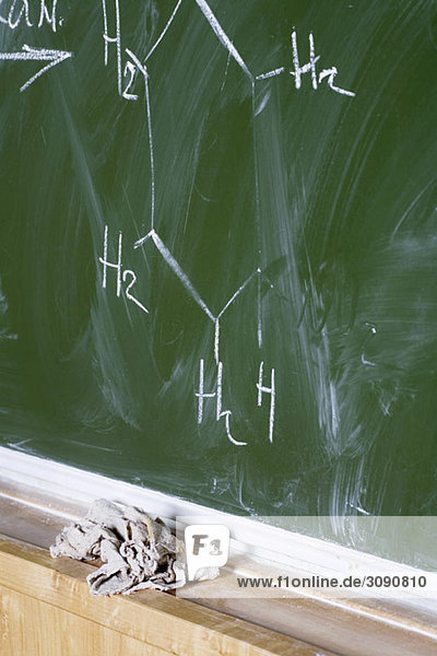 Detail einer handgeschriebenen Molekularstruktur auf einer Tafel