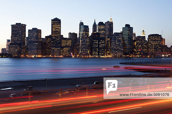 Verkehr und Stadtbild in der Dämmerung Manhattan New York City NY USA