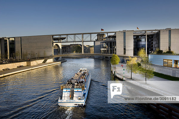 Reichstag und Paul-Löbe-Haus  Spree  Berlin  Deutschland