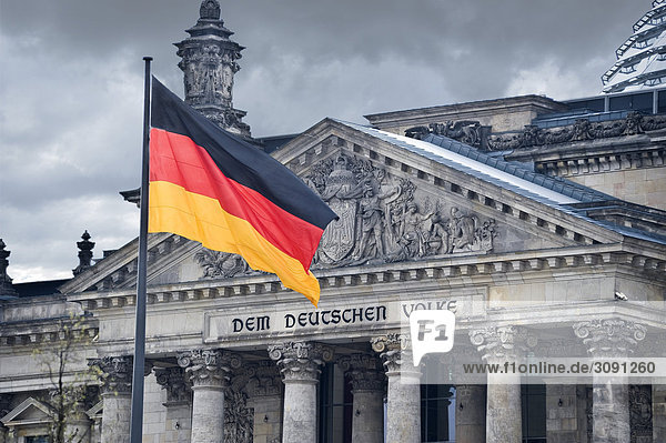 Deutschlandfahne am Reichstagsgebäude  Berlin  Deutschland