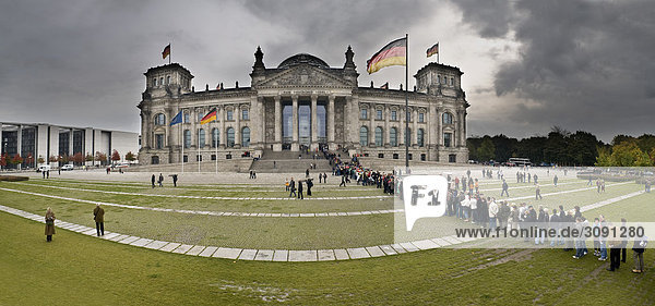 Reichstagsgebäude  davor Warteschlange  Berlin  Deutschland  Europa