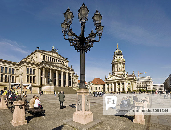Das Konzerthaus und der französische Dom am Gendarmenmarkt  Berlin-Mitte  Deutschland  Europa