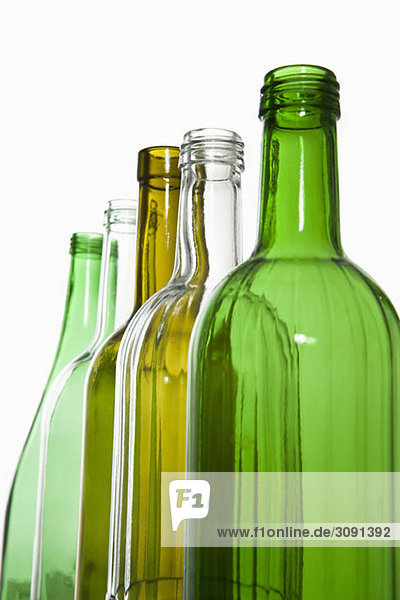 Eine Reihe von recycelbaren Glasflaschen