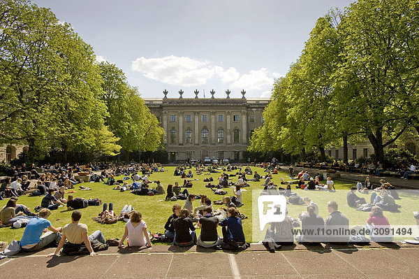 Studenten auf dem Campus der Humboldt-Uni Berlin