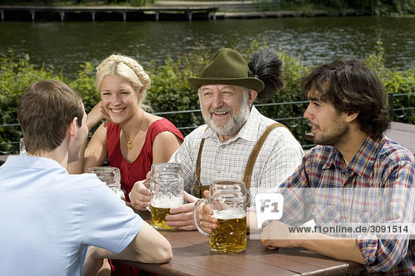 Vier Personen in einem Biergarten
