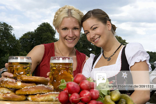 Zwei Frauen im Biergarten