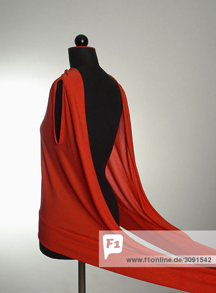 Ein rotes Kleidungsstück auf einem Kleidermodell