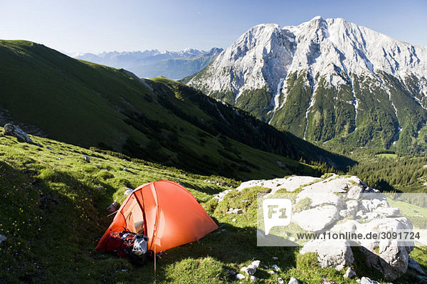Ein Zelt am Hang des Wettersteingebirges