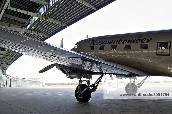 Rosinenbomber (Douglas DC-3/C-47) am Flughafen Tempelhof  Berlin  Deutschland